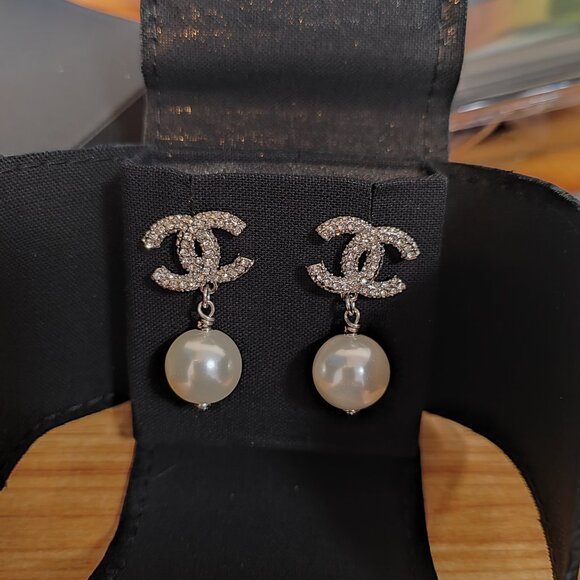 Chanel gold earrings. - Picture 2 of 3